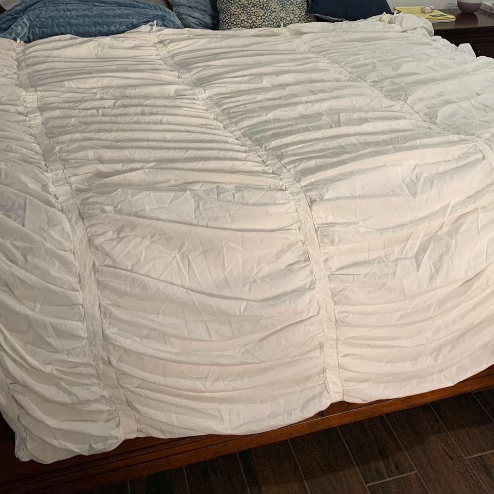 White Pottery Barn Queen Duvet